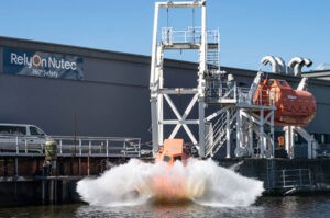 Afsteken-RettungsbootÜberraschungsmomente: Die Fahrt mit dem Freifall-Rettungsboot im Trainingszentrum von RelyOn Nutec im Fischereihafen zählte zu den besonderen Augenblicken der Afsteken-Tour, Foto: Wolfgang Heumer