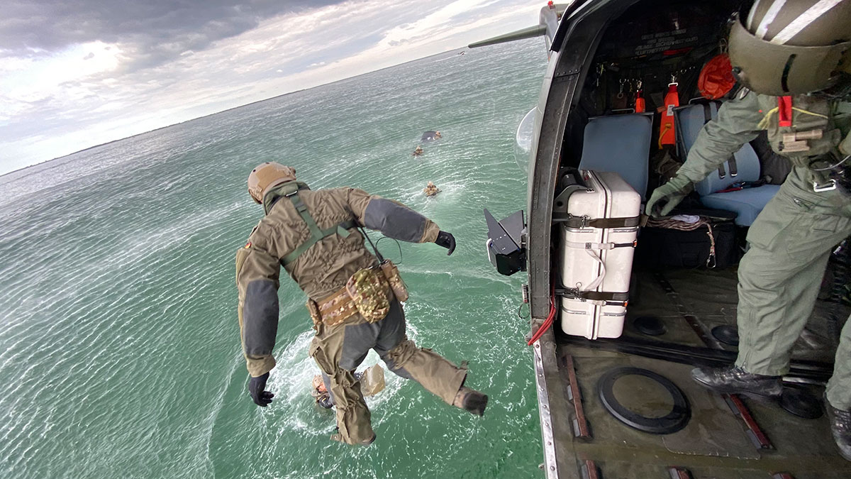 KSK-Soldaten springenaus einem Sea King, Foto: Bw/Lehmann-Götz