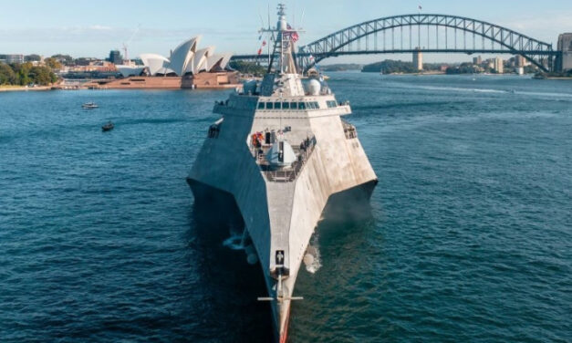 US Navy stellt CANBERRA in australischen Gewässern in Dienst