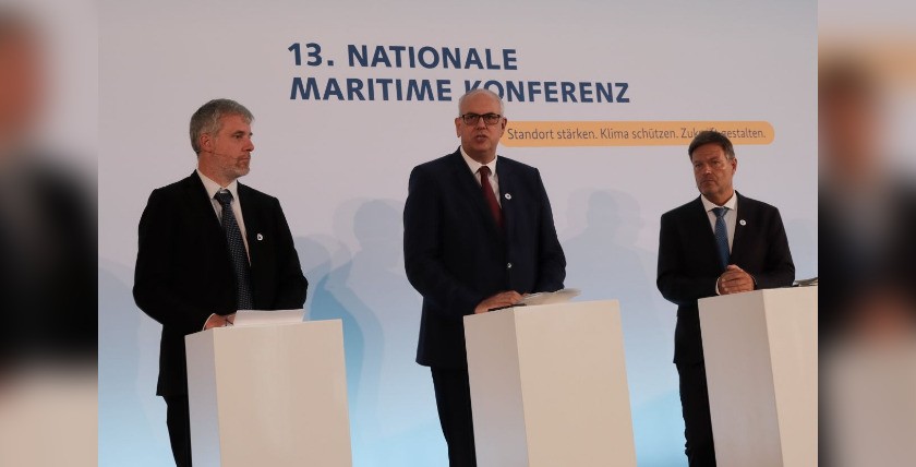 Der maritime Koordinator der Bundesregierung Diezter Janecek, Bremens Bürgermeister Dr. Andreas Bovenschulte und Bundeswirtschaftsminister Robert Habeck