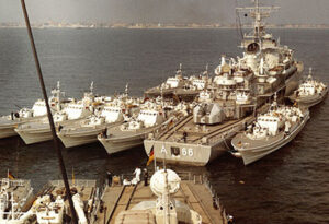 Tender neckar mit Schnellbooten.Das Schiff wurde 1989 außer Dienst gestellt, Foto: Bw