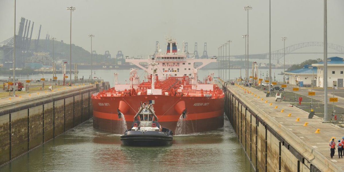 MT "Aegean Unity" war der erste Rohöltanker, der den neuen, erweiterten Panamakanal am 18.08.2016 durchquerte. Foto: ACP