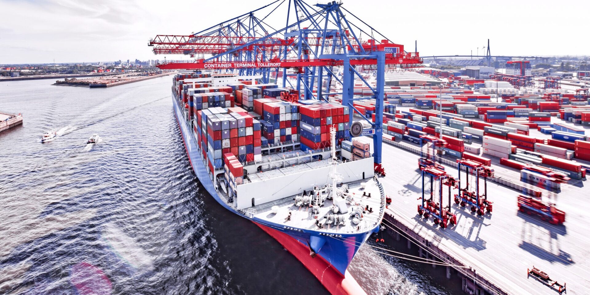 Cosco-Containerschiff am eigenen Terminal Tollerort in Hamburg