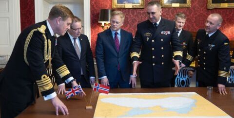 Der britische Verteidigungsminister Grant Schapps (3.vL) und der norwegische Verteidigungsminister Bjørn Arild Gram (2.v.L) stellen die neue Maritime Capability Coalition zur Unterstützung der Ukraine vor. Foto: MoD/UK