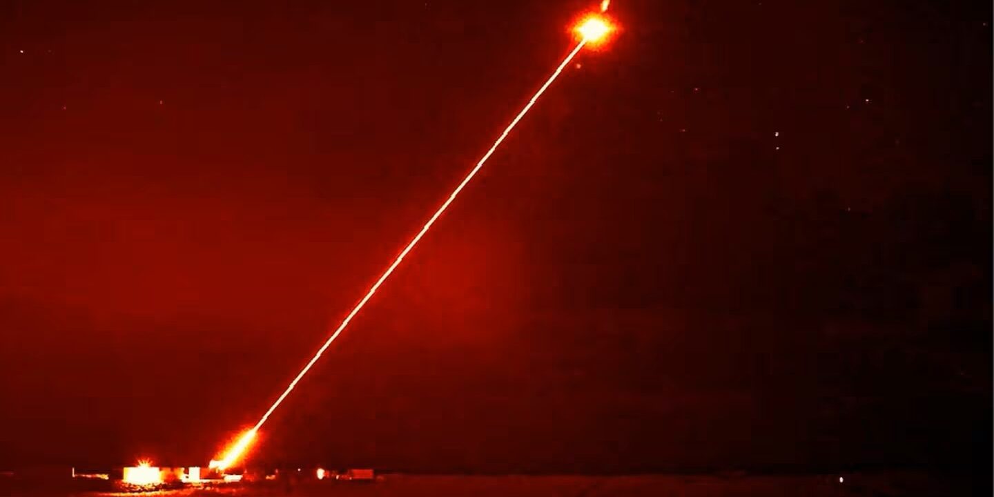 DragonFire in Aktion: Ein heller Lichtstrahl bekämpft eine Drohne. Foto: MoD UK