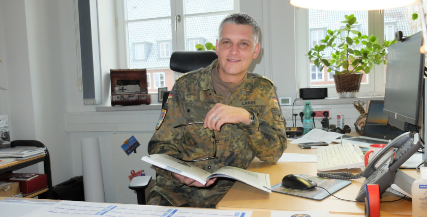Fregattenkapitän Steffen Lange
ist Leiter des Dezernats Marineschifffahrtleitung in Hamburg, Foto: hsc