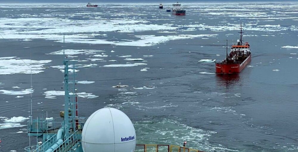 Auf der Nordost-Passage: vorweg Atomeisbrecher, dahinter Öltanker "NS Arctic" und die "Primorsky Prospect". Foto: Rosatom