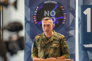 Flottillenadmiral Stephan Haisch bei einer Pressekonferenz im Marinekommando, Foto: Bw/Kristina Kolodin