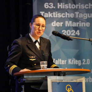 Kapitänleutnant Anna Bielmeier bewertet Mythos und Realität der Bundesmarine, Foto: Bw/Nico Theska