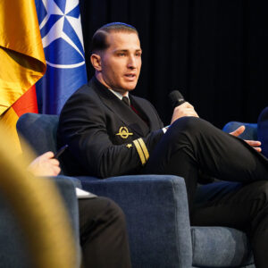 Oberleutnant zur See Jonas Hoffmann in der Diskussion nach seinem Vortrag, Foto: Bw/Nico Theska
