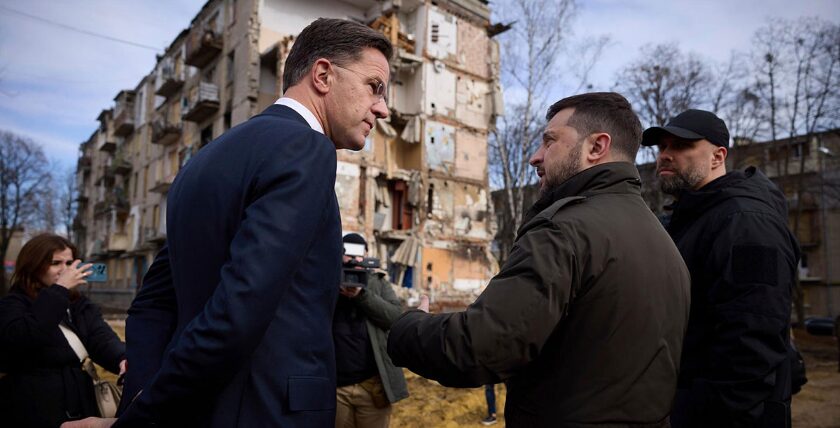 Selenskyj und Rutte besichtigen in Charkiw beschädigte Wohnhäuser. Foto: Ukrainisches Präsidialamt