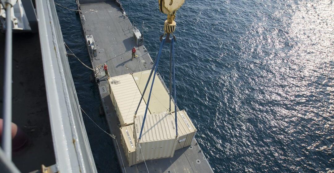 Bordkran USNS „Brittin“ (T-ARK 305) belädt eine Marine-Schiffsfähre. Foto: U.S. Navy/Kenneth Gardner