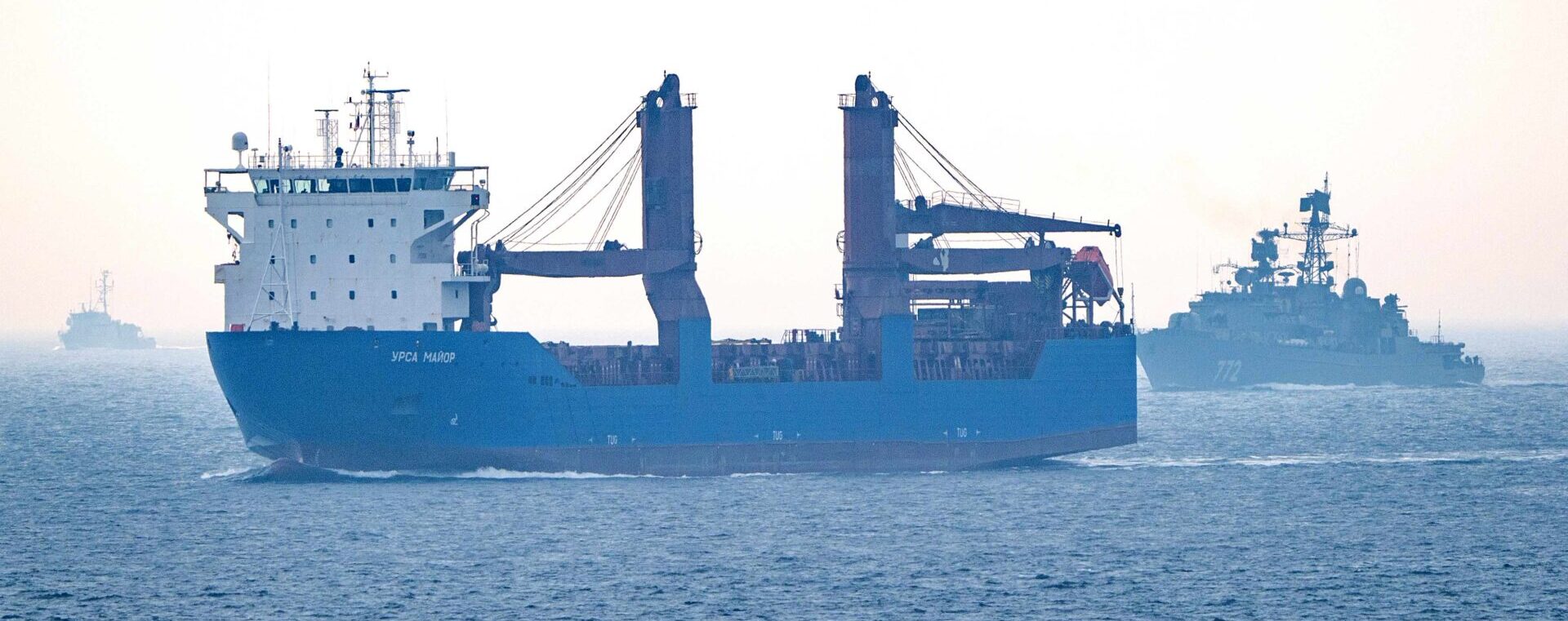 "Ursa Major" in Begleitung von Minentauchereinsatzboot "Rottweil" und der Fregatte "Neustrashimiy". Foto: Michael Nitz