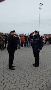 Der Kommandant meldet "Bonn" beim Geschwaderkommandeur Thorsten Geldmacher zurückThorsten Geldmacher zurück