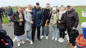 Der Wachtmeister: Begrüßung mit Rosen!