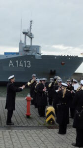 EGV "Bonn" läuft in Wilhelmshaven ein. Mit Musikcorps wie es sich gehört!