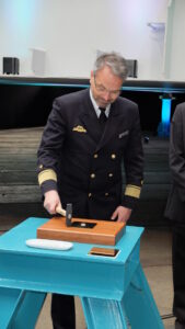 Flottillenadmiral Andreas Czerwinski schlägt die Nägel ein