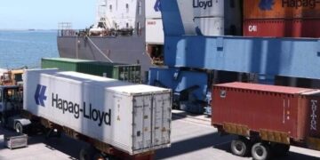 Hapag-Container-Umschlag vom Schiff auf LKW. Foto: Hapag-Lloyd