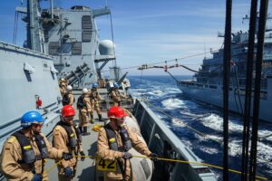 Versorgung in See: die Fregatte nimmt Kraftstoff vom EGV. Foto. Deutsche Marine/Theska