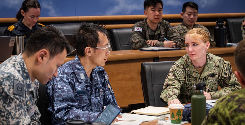 Japanische und amerikanische Soldaten bei einer Besprechung zur Vorbereitung von Rimpac 2024 in San Diego, Foto: US Navy/Lily Gebauer