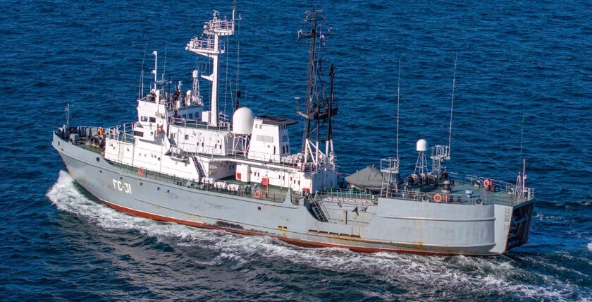 Front view of the "Tchusovoy" showing the recording platform for underwater detection. Photo: Michael Nitz