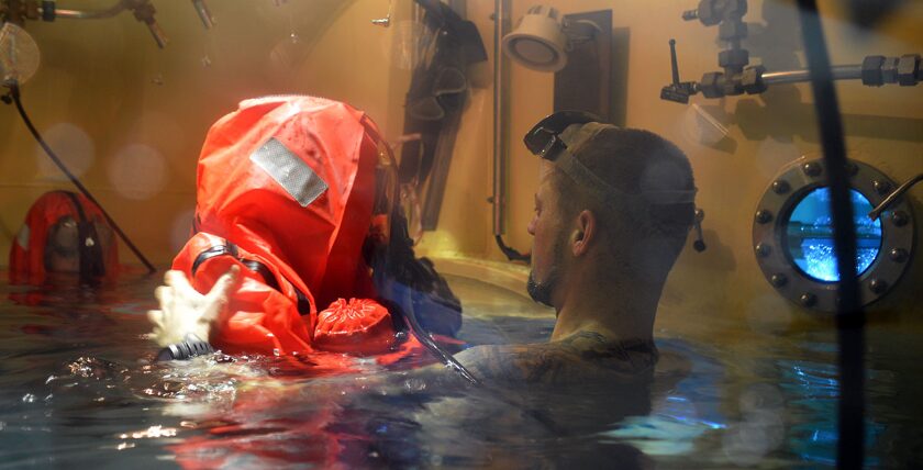 Trainingsteilnehmer im Rettungsanzug mit Ausbilder Konrad, Fotos: Philipp Steiner