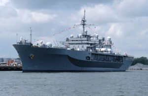 Das Flaggschiff der 6. U.S. Flotte USS “Mount Whitney”,