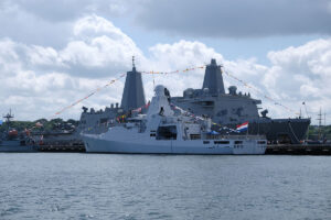 HNLMS „Holland“ vor der USS „New York“