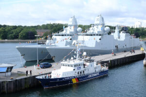 Die dänischen Fregatten „Peter Willemoes“ und „Niels Juel“ – im Vordergrund Zollkreuzer „Schleswig-Holstein“