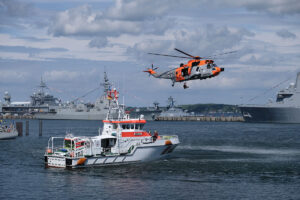 SeaKing der Deutschen Marine bei Rettungsübung mit DGzRS Kreuzer „Berlin“