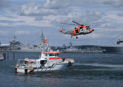 SeaKing der Deutschen Marine bei Rettungsübung mit DGzRS Kreuzer „Berlin“