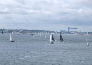 Regattafeld vor der Kieler Werft – Silhouette