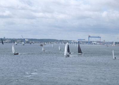 Regattafeld vor der Kieler Werft – Silhouette