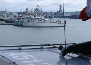Links HNLMS Mercuur, rechts Minenjagdboote der Tripartite-Klasse