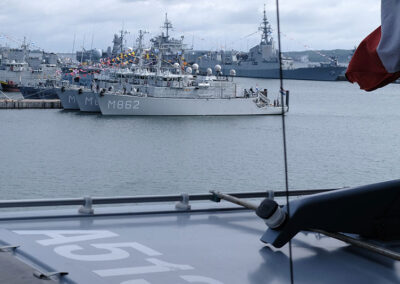 Links HNLMS Mercuur, rechts Minenjagdboote der Tripartite-Klasse