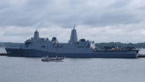 Die “Nordwind” auslaufend vor der USS “New York” der USN