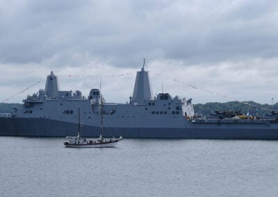 Die “Nordwind” auslaufend vor der USS “New York” der USN