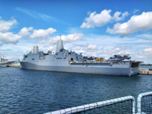 USS "New York" bei strahlendem Wetter