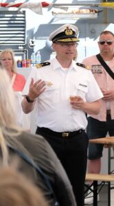 Flottillenadmiral Sascha Helge Rackwitz begrüßt die Gäste an Bord Tender "Rhein"