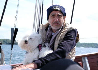 Marineforum Redakteur Hans - Uwe Mergener mit „See“-Hund