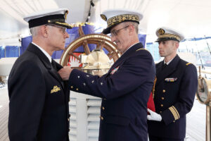 Admiral Nicolas Vaujour, verlieh seinem deutschen Kameraden den eindrucksvollen Orden