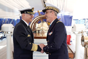 Vizeadmiral Jan Christian Kaack und der Chef des Stabes der Französischen Marine, Admiral Nicolas Vaujour 