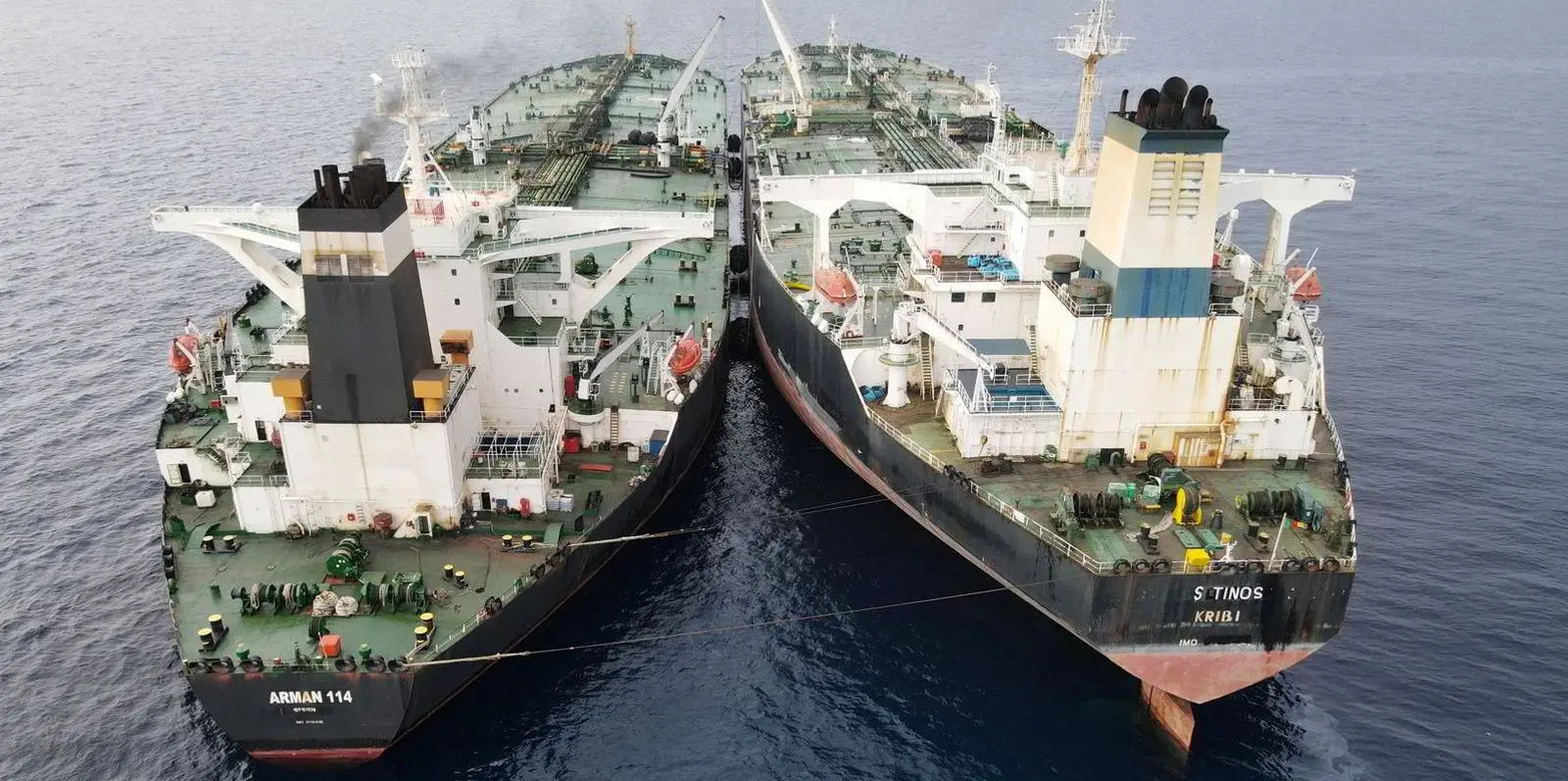 Schiff zu Schiff Öl-Transfer in indonesischen Gewässern: Bild: Indonesische Küstenwache