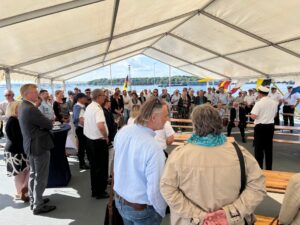 Gut besucht, im Hintergrund läuft die "Gorch Fock" aus, Foto: hsc