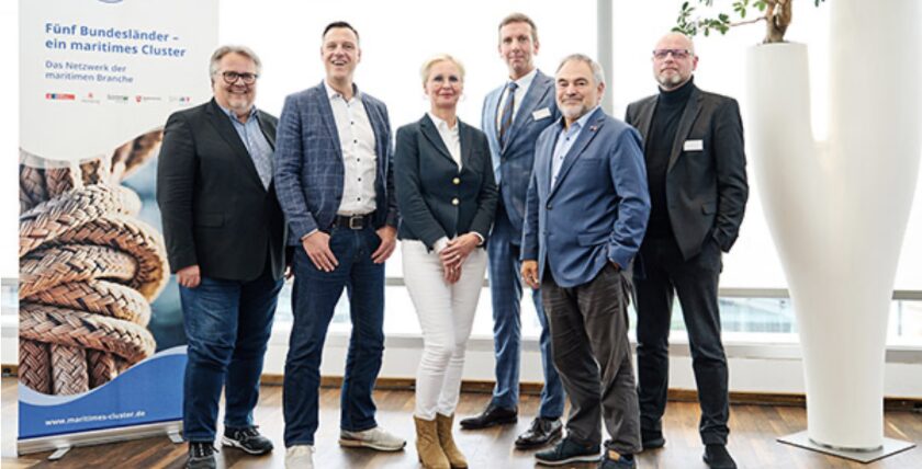 MCN-Vorstand: V. l.: Holger Ritter (DRYNET), Frank Nicolai (Moore BRL), Kerstin Broocks (Guideline), Prof. Bastian Gruschka (Hochschule Bremen, blueMEC), Hans-Georg Tschupke (Die Senatorin für Wirtschaft, Häfen und Transformation Bremen), Oliver Schinzel (HSM). Foto: Karlis Behrens