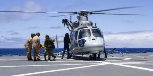 Ein Patient wird mit dem mexikanischen Bordhubschrauber auf den EGV "Frankfurt am Main" eingeflogen. Foto: Bundeswehr/N.Theska