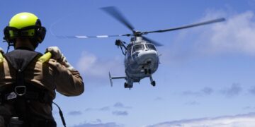 Anflug des mexikanischen Bordhubschraubers auf den EGV "Frankfurt am Main". Foto: Bundeswehr/N.Theska