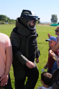 In a protective suit: Dad, it's you! Photo: hsc