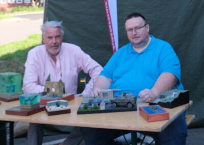 With his exhibits: Björn Weinberg, the company's model maker, photo: hsc