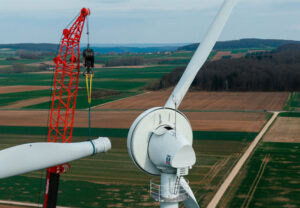 Installation der Holz-Rotorblätter in Breuna. Bild: Voodin Blade Techn. GmbH